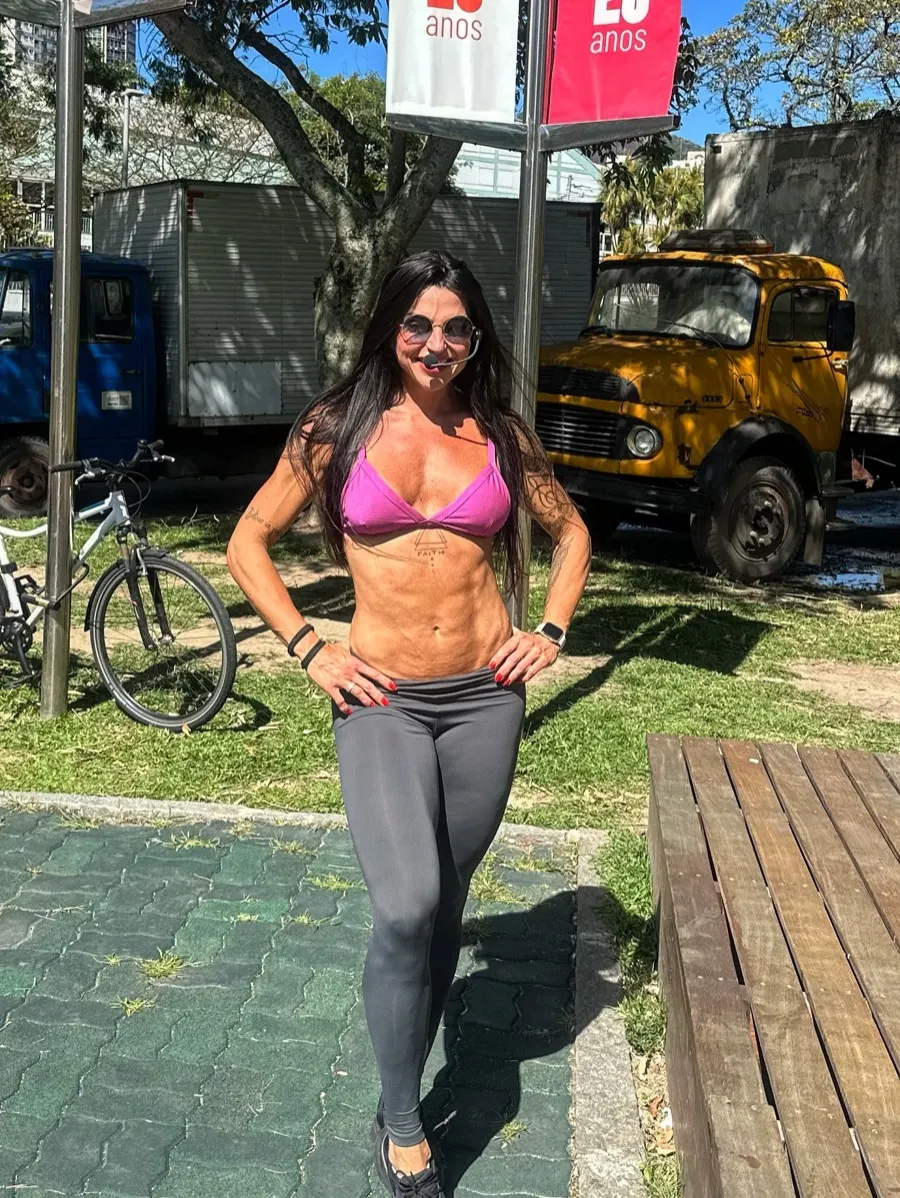 Nath Pereira conduzindo uma aula com as alunas