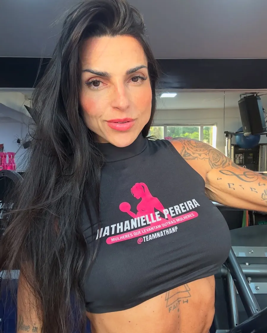 Nath Pereira na academia, com a camiseta do time Nathanielle Pereira